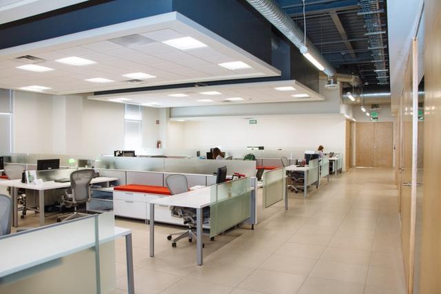 Bureaux de travail vides a cause de pénurie de main d’oeuvre