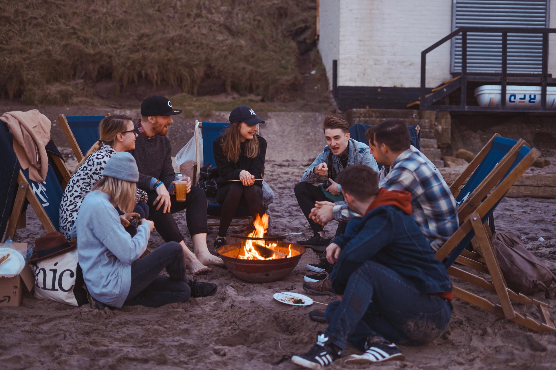 Des amis parlent autour d'un barbecue de recommander un ami pour un travail