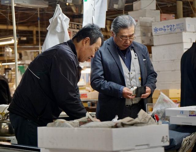 buyer buying goods in a warehouse