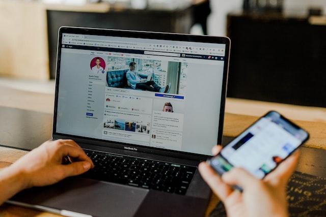 social media specialist working