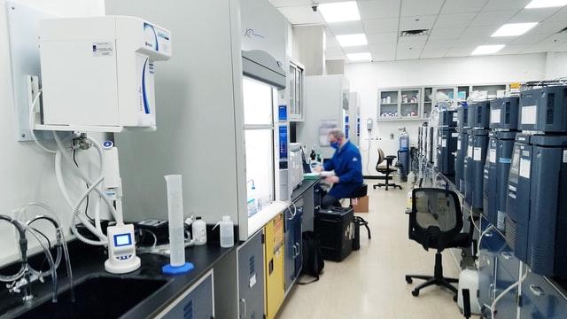 chimist working in a laboratory